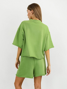 Ensemble de survêtement deux pièces de haute qualité pour femme : haut court renforcé et short à taille ajustable avec cordon de serrage - Product Image 4