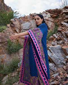 Bordado a Mano en Toda la Prenda Delantera y Trasera Combinado con Pantalones Anchos de Crepé 100% Algodón Adornados con Lentejuelas Geométricas y Espejos - Product Image 3
