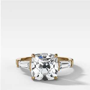 Bague de fiançailles moderne en or massif 14 carats avec diamant de laboratoire de 2 carats, trois pierres, taille baguette, sertie sur les côtés, style ancienne mine, pour mariage - Product Image 3