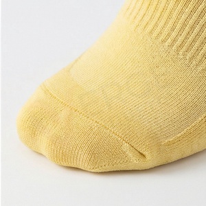 Chaussettes hautes pour hommes, couleur unie, tricotées, jaunes, style classique - Product Image 6