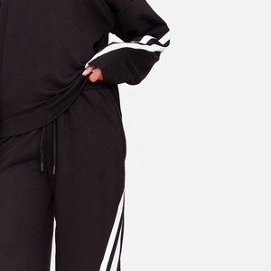 Outfitize International – Ensemble de survêtement 2 pièces pour femme, haute élasticité, personnalisable avec logo, idéal pour le yoga, la gym et le fitness – Vente en gros de vêtements de sport - Product Image 2