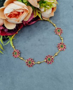 Conjunto de Joyería Tradicional para Fiesta: Collar Gargantilla Floral Chapado en Oro con Piedras Preciosas y Pendientes a Juego - Product Image 5