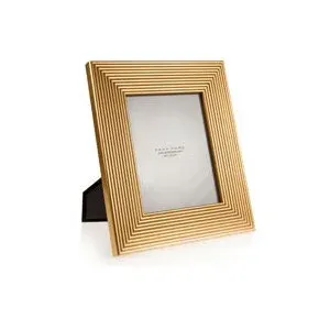 Marco de fotos de madera rústico hecho a mano con acceso trasero fácil, ideal para documentar los hitos de crecimiento de los niños y las recuerdos familiares. - Product Image 5