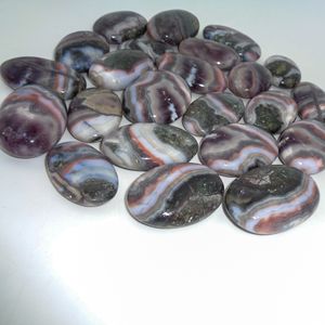 Piedra de Palma de Amatista Natural Ovalada Rayada Tallada y Pulida a Mano para Meditación, Reiki, Energía y Venta al por Mayor - Product Image 5