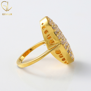 แหวนเพชรโมอิสซาไนต์ทรงกลมประดับเพชรแบบ Pave Setting, แหวนของเบลล่า, แหวนหมั้นที่ได้แรงบันดาลใจจากคนดัง, แหวนแต่งงานทองคำ 10k สีเหลือง - Product Image 1