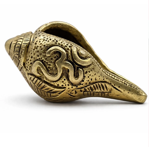 Coquille shankh traditionnelle en laiton poli avec gravure en relief détaillée pour la décoration spirituelle, disponible à prix de gros. - Product Image 2