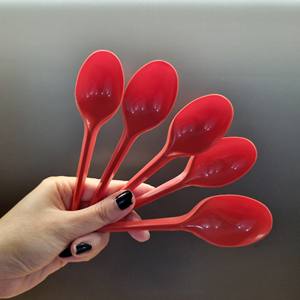 Cuillères en plastique jetables à long manche, imprimées sur mesure, prix fournisseur, pour fêtes, restaurants, cuillères à soupe rapides rouges – Vente chaude - Product Image 1