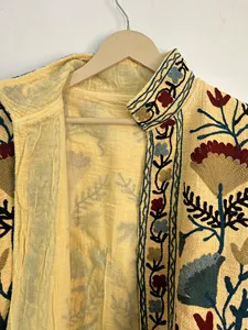 Chaqueta Vintage Suzani Bordada a Mano, Beige, Algodón, Estilo Boho Chic, Diseño Floral Uzbeko, Cuello Alto para Mujer - Product Image 4