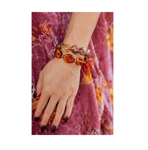 Bracelet en résine contemporain avec design exclusif fait main, accessoire de mode pour les marques de style de vie moderne - Product Image 1
