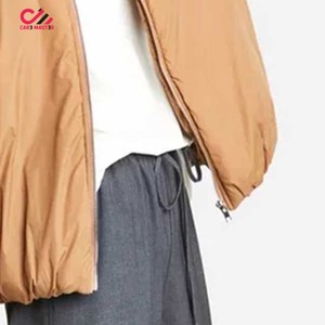 เสื้อแจ็คเก็ตบอมเบอร์สำหรับผู้หญิง CARE MASTER รุ่นกันหนาว บุด้วยใยโพลีเอสเตอร์ คอตั้ง ปิดด้วยซิป สีพื้น - Product Image 3
