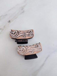 Pinzas para el Cabello Étnicas Hechas a Mano con Cuero Trabajado, Lindas y Elegantes, con Diseño Bordado en Cuero Genuino, Accesorios para el Cabello de Mujer - Product Image 6