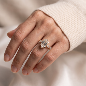 Anillo de compromiso de lujo de oro amarillo de 14K con diamante de corte hexagonal y engaste de diamantes en forma de cometa de tres piedras laterales, joyería fina al por mayor - Product Image 5