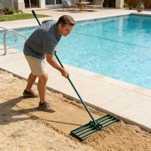 Rastrello Livellante per Prato con Manico Lungo 79,5 cm, Attrezzo Resistente per Giardino, Campo da Golf, Compost e Sabbia - Product Image 1