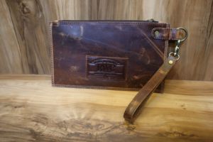 Pochette à main en cuir véritable de vachette à poils pour femme – Pochette zippée de style western rustique faite à la main avec bandoulière amovible - Product Image 5