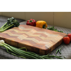 Superbe planche à découper en bois massif à grain apparent, avec un motif chevron multi-tons complexe et durable, idéale pour couper les légumes. - Product Image 5