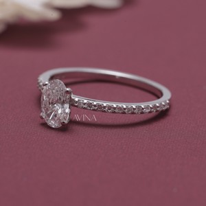 Bague solitaire en diamant taille ovale certifiée IGI avec bande pavée en or blanc/rose et or jaune 9 carats - Product Image 2