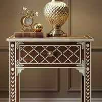Table console artisanale éco-responsable légère et moderne avec pieds en os incrustés, tiroirs de rangement et étagère pour mobilier de salon