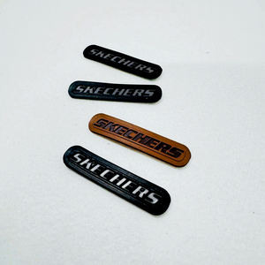 Parches de goma de silicona ecológicos personalizados Quan Chi con logotipo en relieve etiquetas duraderas para bolsos de zapatos ropa hecha en Vietnam - Product Image 1