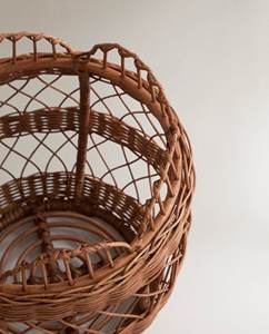 Hermosa Cesta de Ratán Marrón con Borde Festoneado y Patrón Cruzado, Contenedor de Almacenamiento Tejido a Mano, Organizador Decorativo - Product Image 4