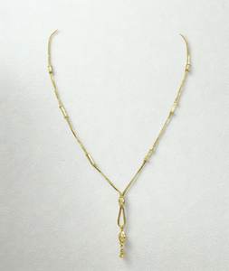 Collar de Oro Amarillo con Detalles Texturizados y Colgante en Forma de Gota, Joyería Fina Minimalista y Sofisticada para Mujer - Product Image 3