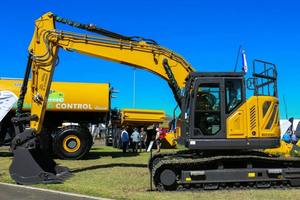 Excavadora Amarilla Usada Versátil de 3 Toneladas con Brazo Giratorio Lateral y Cabina de Vidrio de Alta Visibilidad para Reparaciones Urbanas - Product Image 5