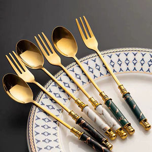 Ensemble de couverts de table d'inspiration moderne et élégante, conçu pour une mise en scène de table contemporaine raffinée et des moments de réception haut de gamme. - Product Image 1