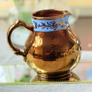 Pichet vintage en cuivre avec bande florale bleue, carafe à eau en métal durable pour boissons, idéal pour offrir - Product Image 1