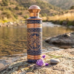Botella de Agua de Cobre Grabada a Mano con Diseño Floral Esmaltado, Frasco Ayurvédico de Cobre Puro, Ecológico y con Aislamiento Térmico - Product Image 1