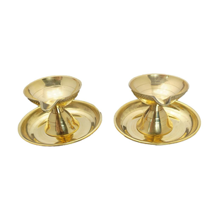 Lampe à huile Agal Vilakku en laiton en forme de triangle avec support et plateau, design Art Déco plaqué or pour la décoration de la maison, du temple, des fêtes de Pooja, Diwali et Aarti - Product Image 2