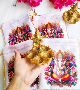Exquisito Ídolo de Latón del Dios Ganesha con Kamal Diya Hecho a Mano y Bolsas Potli con Estampado Floral Vibrante, Set de Regalo Espiritual Tradicional - Product Image 1
