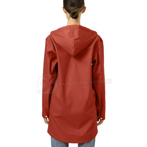Imperméable long unisexe rouge avec capuche, fermeture à boutons et poches, coupe classique, pour activités de plein air - Product Image 5