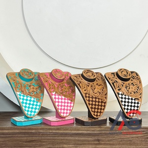 Super Septiembre: Expositor de Joyería de Cuero con Diseño Floral Grabado a Mano, Elegante Busto de Maniquí para Collares, Soporte para Joyas - Product Image 1
