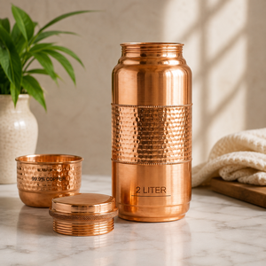 Bouteille d'eau en cuivre martelé artisanal 2 litres, récipient ayurvédique en cuivre pur, réutilisable, pour le bien-être et l'hydratation, traditionnelle - Product Image 1