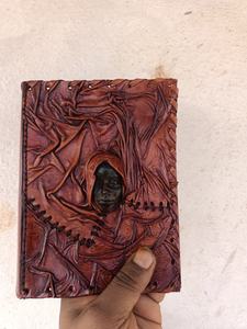 Diario de Cuero Grabado a Mano con Cierre Metálico, Cuaderno Vintage Hecho a Mano para Escribir y Regalar - Product Image 5