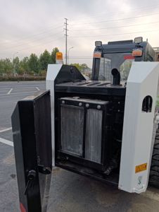 Chargeur compact d'occasion de qualité supérieure, 744 kg, 36,4 kW, pour serres et petites exploitations agricoles - Product Image 3