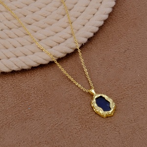 Collar con colgante de lapislázuli hecho a mano con ajuste de bisel chapado en oro rosa antideslustre y collar con marco texturizado - Product Image 3