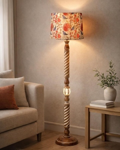 Lampadaire rustique en bois, vente en gros, lumière sur pied en noyer brun, fabricant, abat-jour en tissu multicolore personnalisé, OEM ODM - Product Image 2