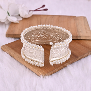 Bracelet ethnique orné de perles |   Bijoux indiens traditionnels en laiton plaqué argent - Product Image 6