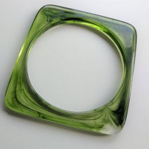 Juego de Brazaletes de Resina con Forma de Corona Clásica para Mujer, Hechos a Mano en Uttar Pradesh, para Aniversarios - Product Image 4