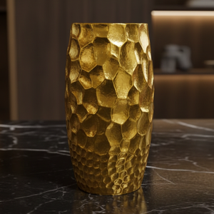 Vase à fleurs doré saisissant avec une texture martelée, une silhouette cylindrique et une finition réfléchissante pour une décoration intérieure élégante - Product Image 1