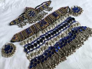 Parures de bijoux afghans style turquoise détaillées avec des franges de pièces de monnaie complexes et des plaques gravées de motifs tribaux pour les festivals ethniques d'été - Product Image 3