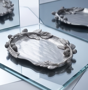 Plateau de table en aluminium moulé argenté avec bordure en forme de branche de pin, idéal pour servir et décorer lors des fêtes de Noël - Product Image 5