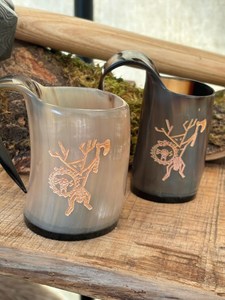 Petits mais très puissants, j'aime ces petits gobelets en corne, le design est inspiré de mon Bushman, basé sur des sculptures nordiques anciennes. - Product Image 2