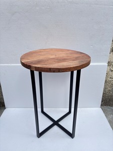 Mesa auxiliar moderna y elegante con tablero redondo de madera maciza y base de hierro con patas metálicas en forma de X, mesa de centro, venta al por mayor. - Product Image 3