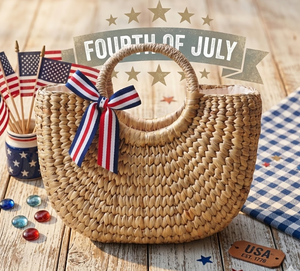 กระเป๋าถือสานมือจากผักตบชวา ลายรักชาติ พร้อมหูจับทรงกลมและโบว์ริบบิ้น เหมาะสำหรับใส่ไปเที่ยวทะเลหรือชุดลำลองในวันหยุด จากเวียดนาม - Product Image 6