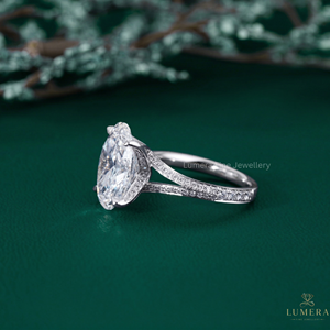 Anillo de Diamantes Ovalado de 5.44 Quilates con Piedras Laterales Redondas, Color D-F, Claridad VS1, Oro de 18k, Anillo de Compromiso de Lujo con Tres Piedras Certificadas - Product Image 2