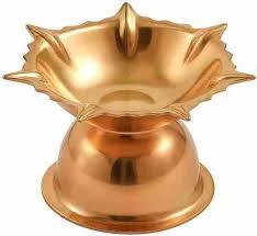 Lampe à huile Diya en cuivre de qualité supérieure, motif nature morte, forme ronde, pour Puja, artisanat traditionnel, décoration festive pour temple domestique - Product Image 4