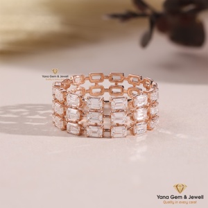 Bague de mode large à trois rangs de 2 TCW en or rose massif 14 carats pour femme, avec diamant CVD de laboratoire taille émeraude, couleur D-E-F, clarté VVS-VS - Product Image 1