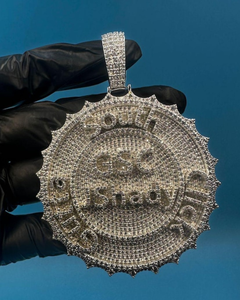 จี้ห้อยคอทรงวงกลมประดับเพชรโมอิสซาไนต์แบบกำหนดเอง เงินแท้ 925 จี้แบบ Iced Out สไตล์ฮิปฮอป จี้แฟชั่นสำหรับแร็ปเปอร์ สำหรับผู้ชาย - Product Image 1