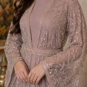 Kaftan Abaya Rose Poudré Brodé à Col Ouvert avec Robe Intérieure Assortie et Ceinture – Tenue de Soirée Élégante et Modeste - Product Image 4